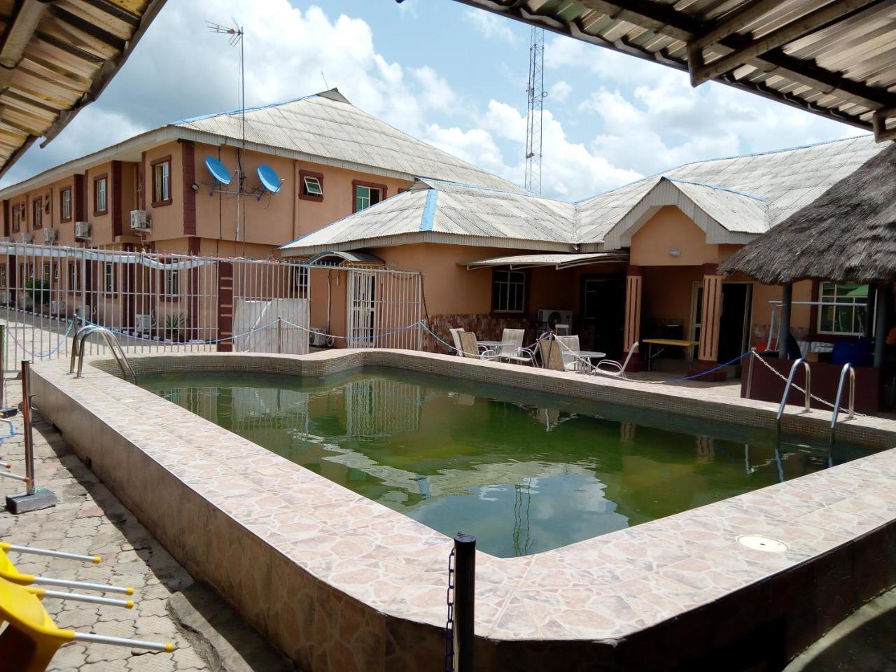Gen-Preston Hotel And Suites Papalanto Exteriör bild